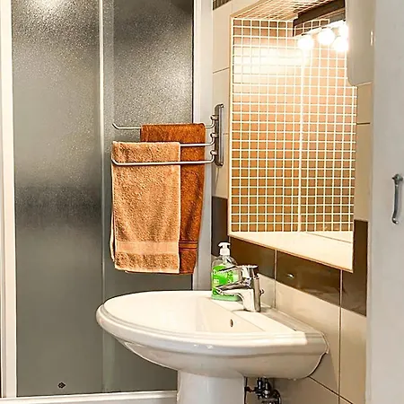 2 Bedroom Gorgeous In Grizane-belgrad 別荘