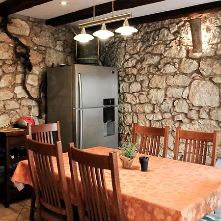 2 Bedroom Gorgeous In Grizane-belgrad 別荘 *